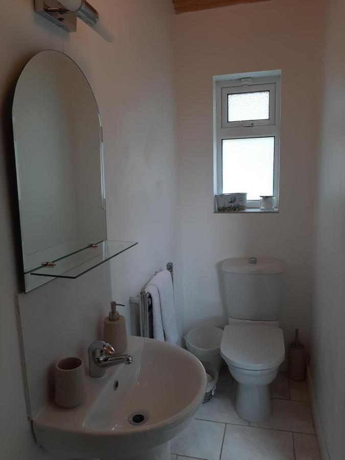 The Lodge Guesthouse Brittas 外观 照片