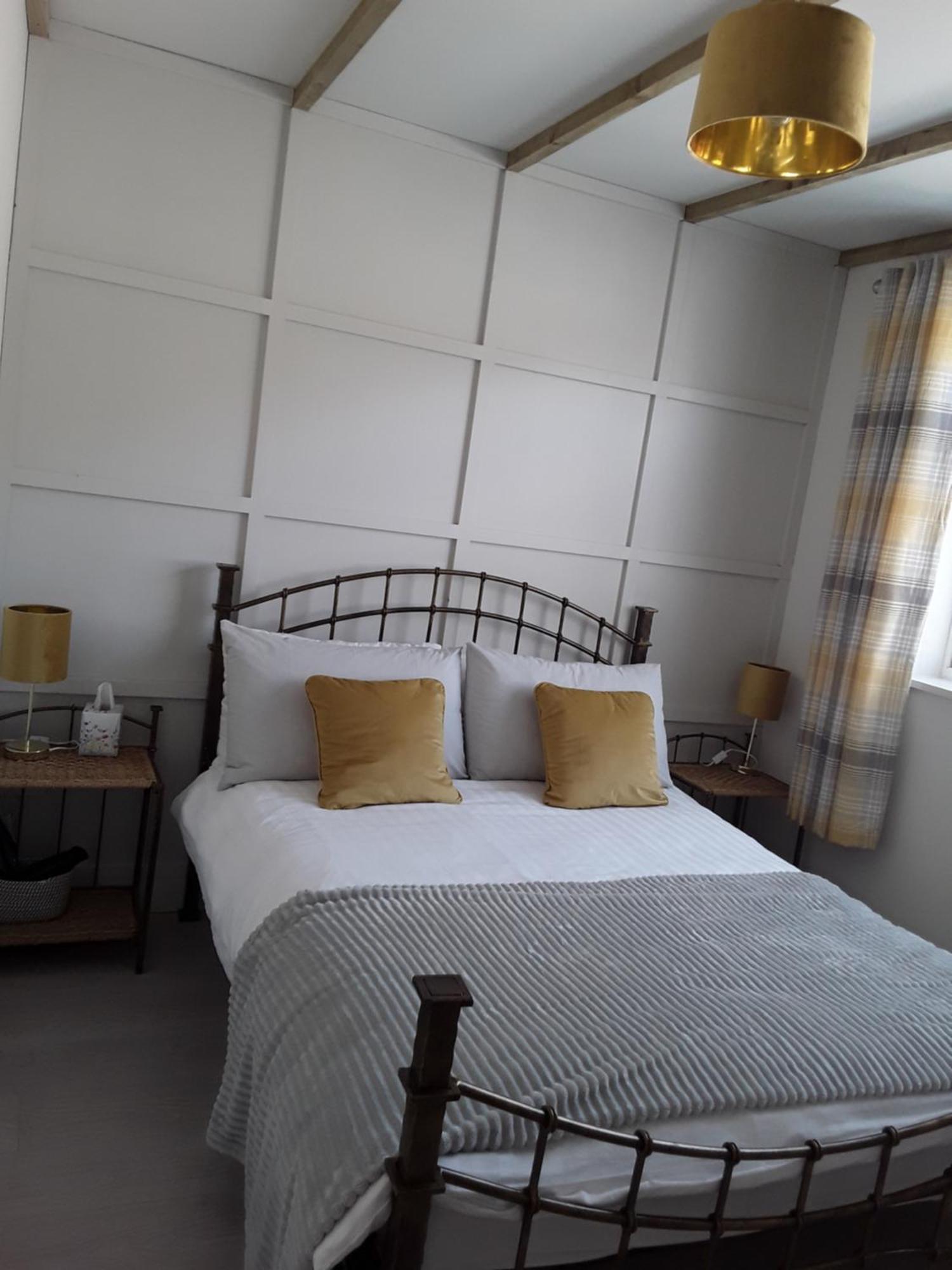 The Lodge Guesthouse Brittas 外观 照片