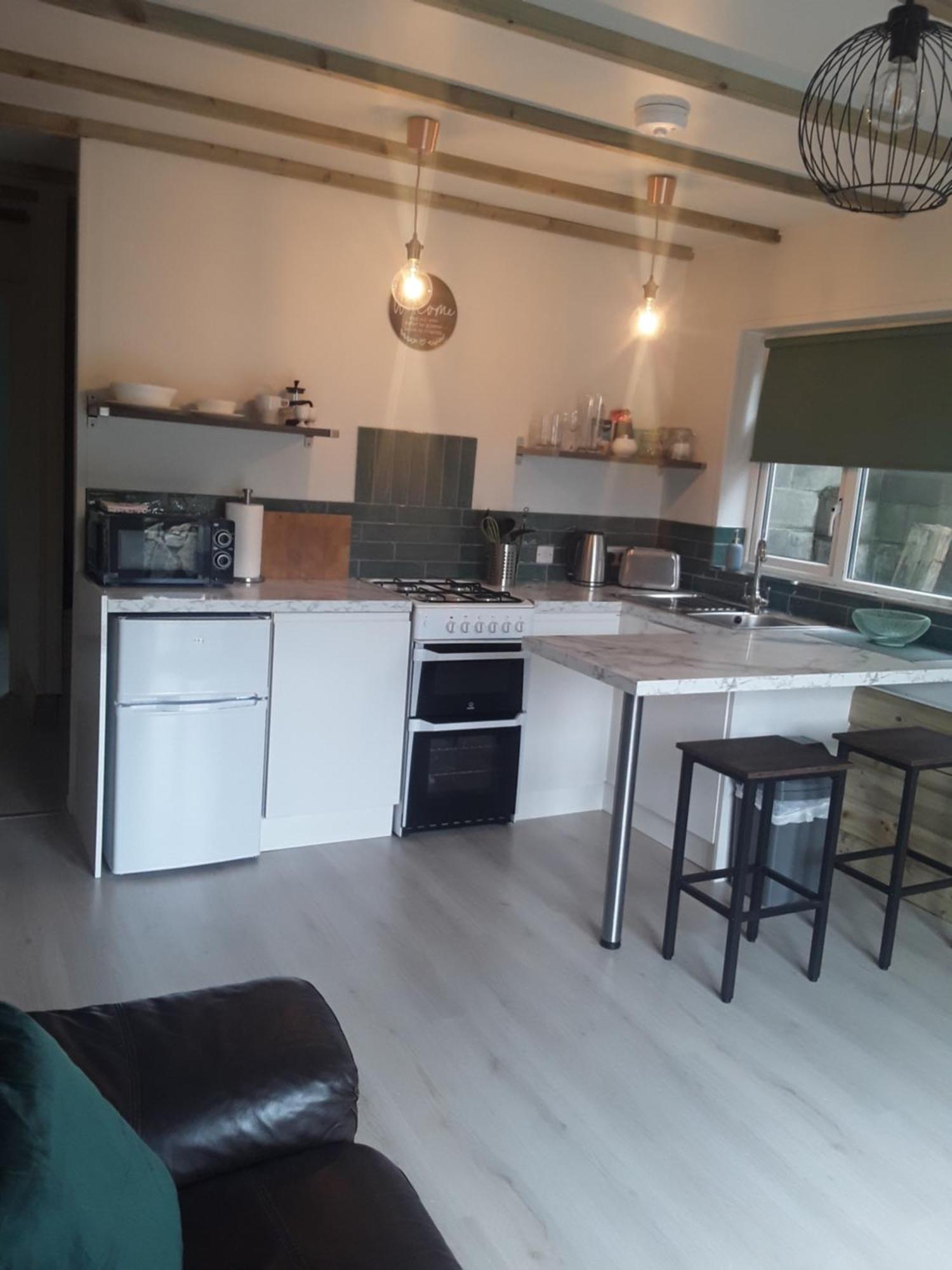 The Lodge Guesthouse Brittas 外观 照片