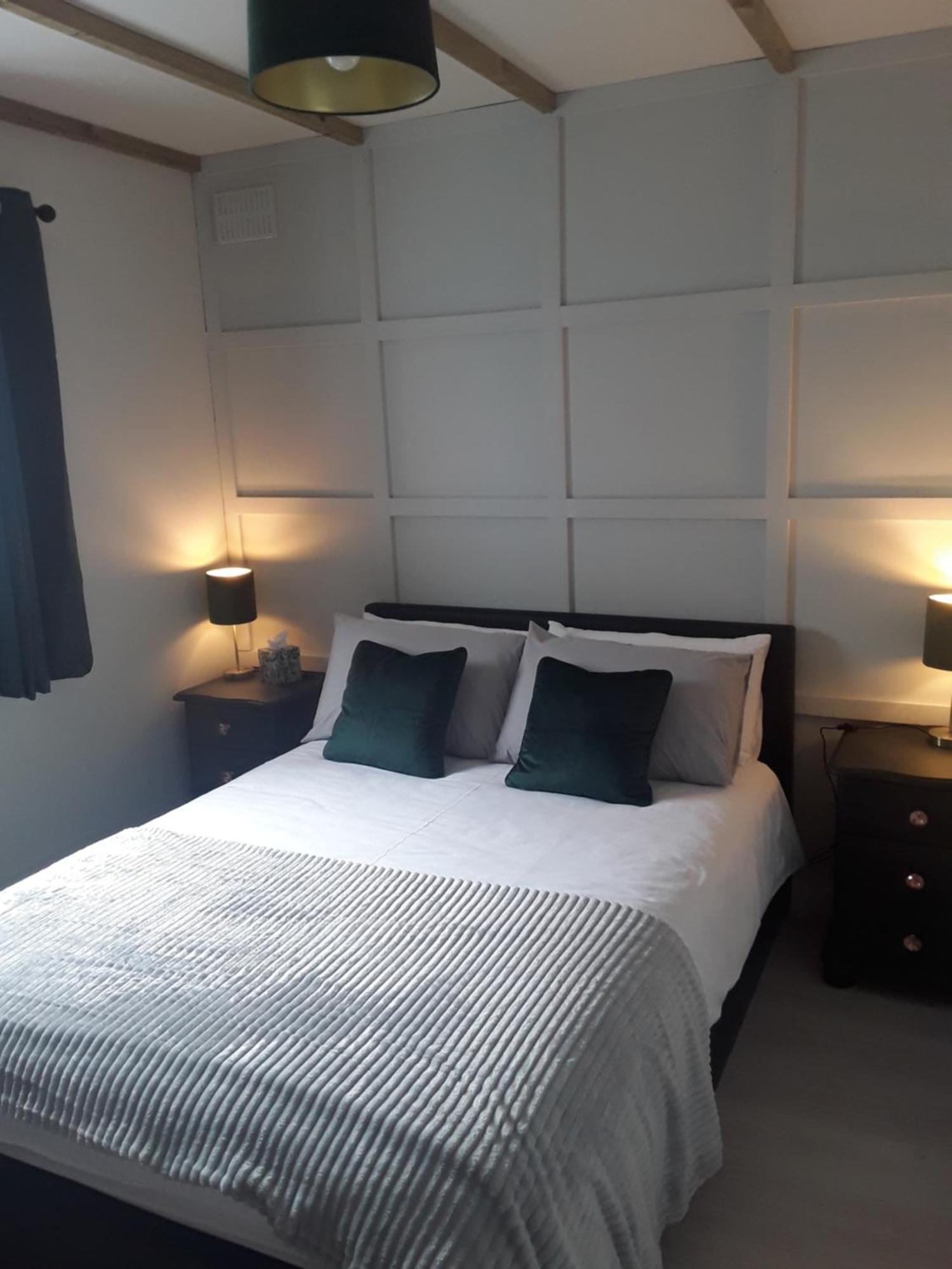 The Lodge Guesthouse Brittas 外观 照片