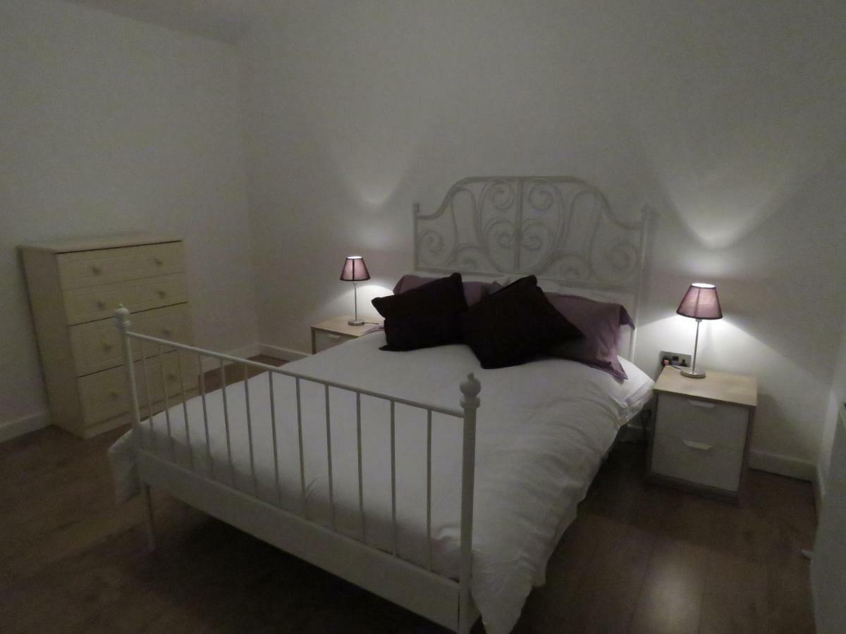 The Lodge Guesthouse Brittas 外观 照片