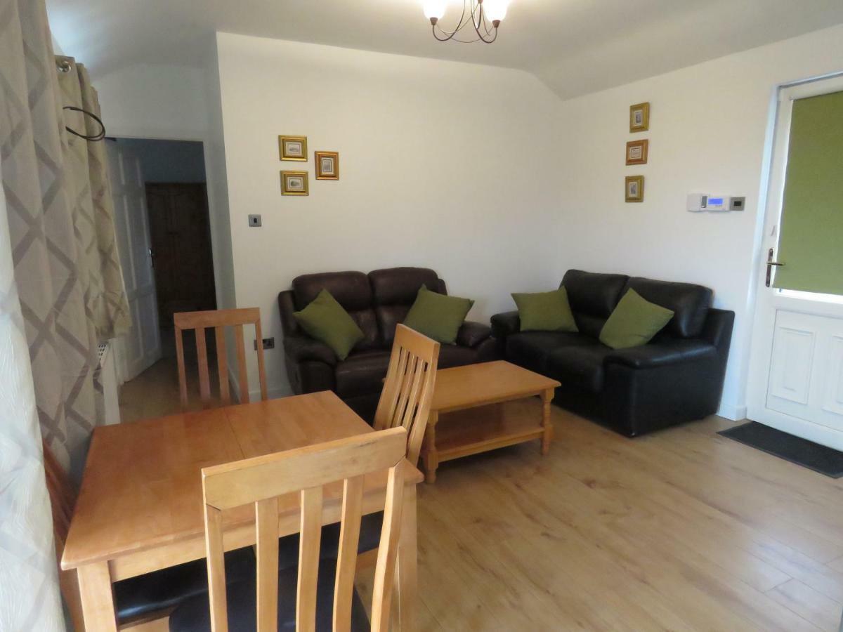 The Lodge Guesthouse Brittas 外观 照片