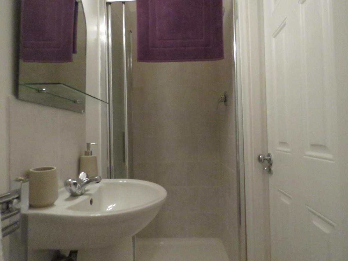 The Lodge Guesthouse Brittas 外观 照片