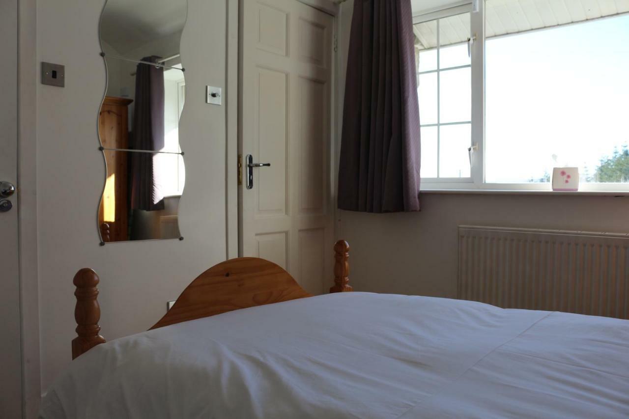 The Lodge Guesthouse Brittas 外观 照片