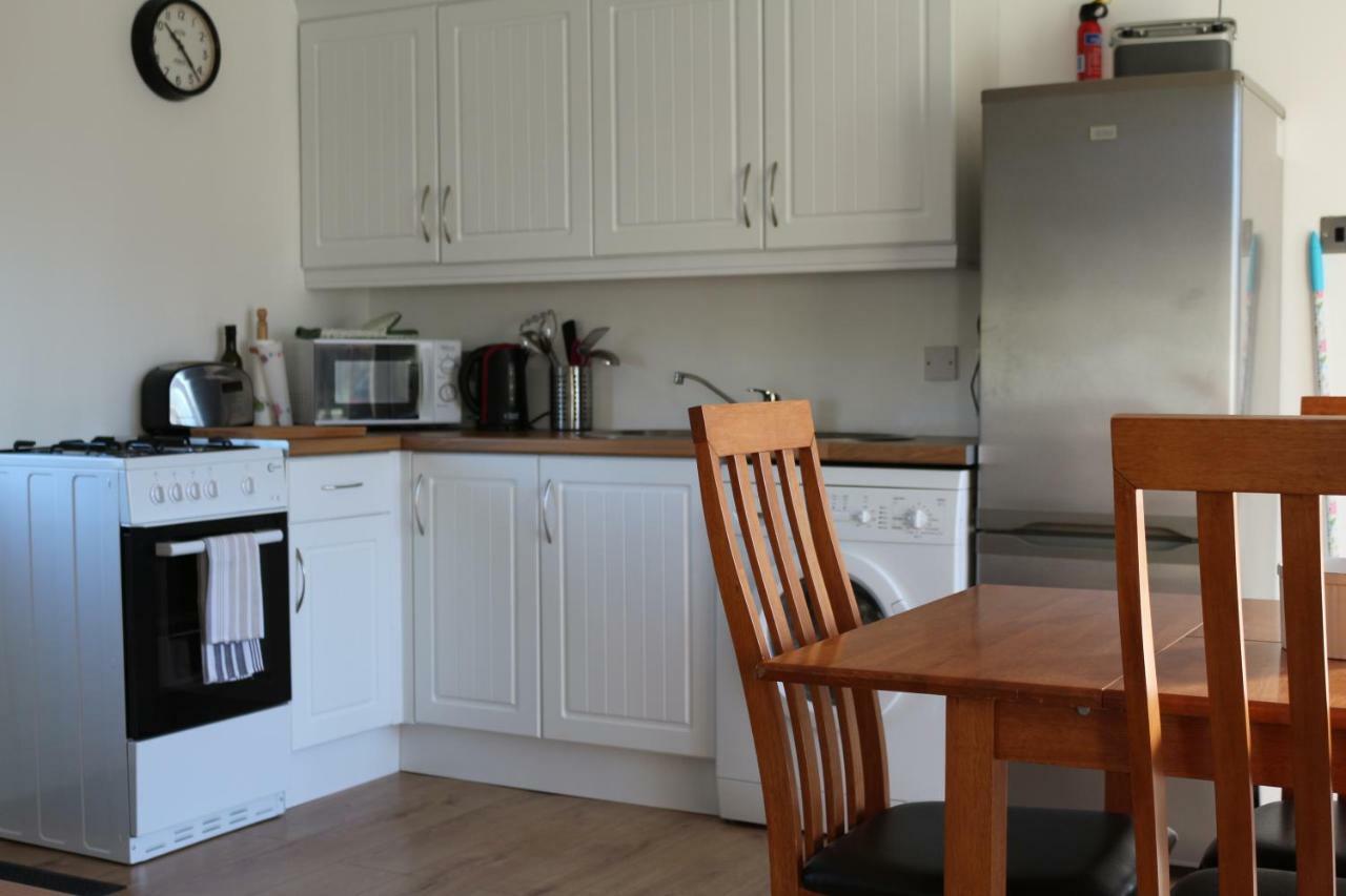 The Lodge Guesthouse Brittas 外观 照片