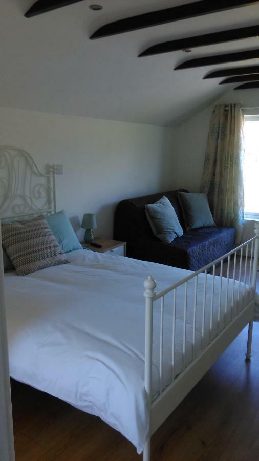The Lodge Guesthouse Brittas 外观 照片