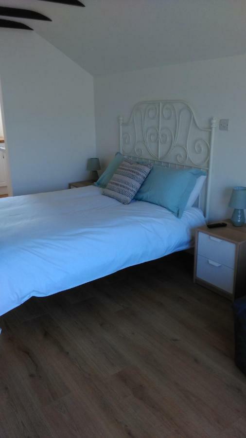 The Lodge Guesthouse Brittas 外观 照片