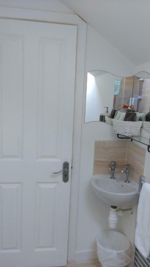The Lodge Guesthouse Brittas 外观 照片